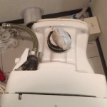 便器内に尿漏れパットが詰まっている様子