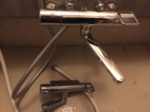 浴室蛇口　古いのと新しいのと